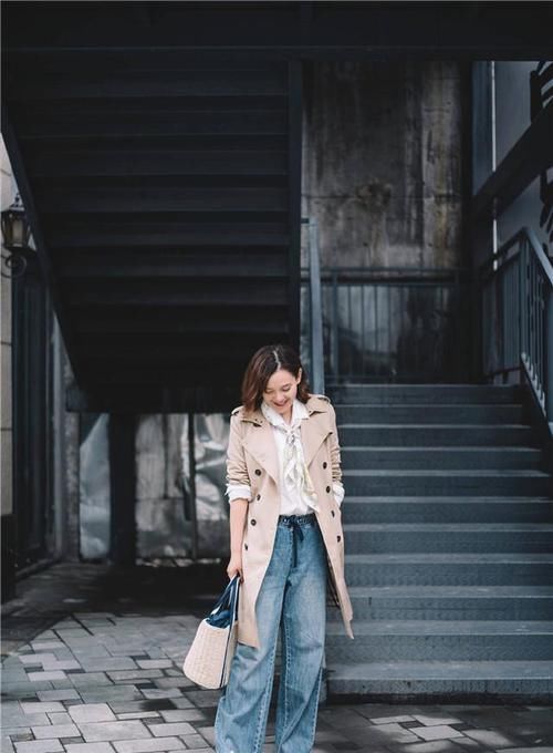 今年穿风衣，不建议你配阔腿裤，这“2条”裤子更合拍，遮肉显高