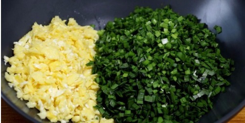 韭菜盒子这么做,薄皮大馅,简单一个步骤韭菜不出水,越吃越香