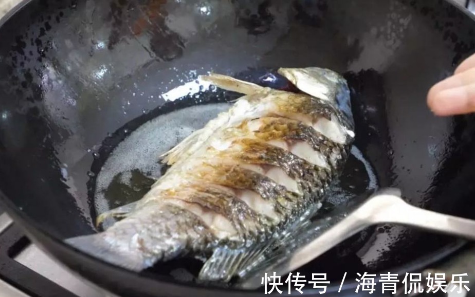 煎鱼，千万别直接下锅煎！大厨教你4招，不粘锅不破皮，不碎不腥