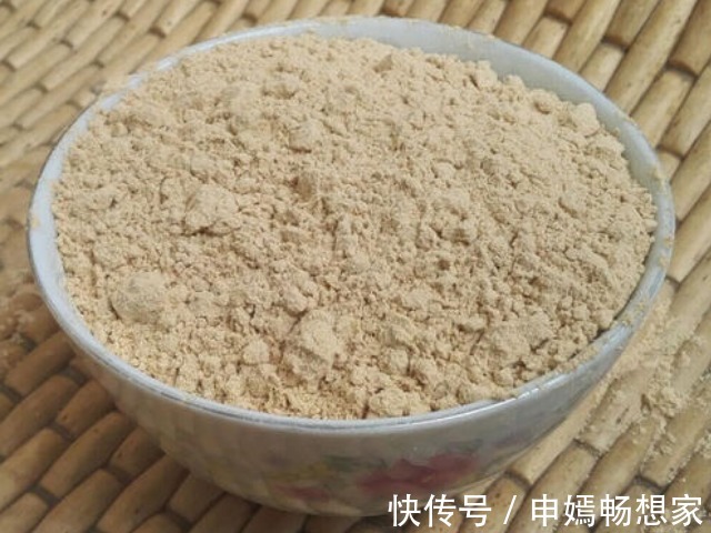 把面粉炒一下,竟成了一味药!补血、瘦身、暖宫又护发,女人都爱