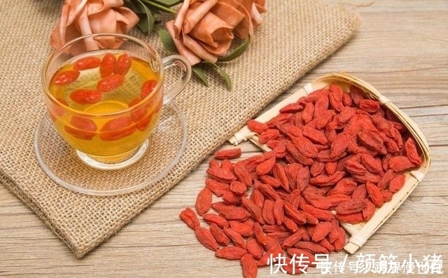 枸杞|每晚睡前嚼5粒枸杞,坚持半月,3大好处“会找上你”,早吃早好