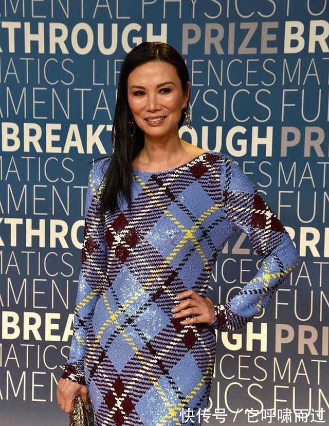 50岁邓文迪终于换发型, 配格纹裙好气质虽满分但水桶腰太显眼!