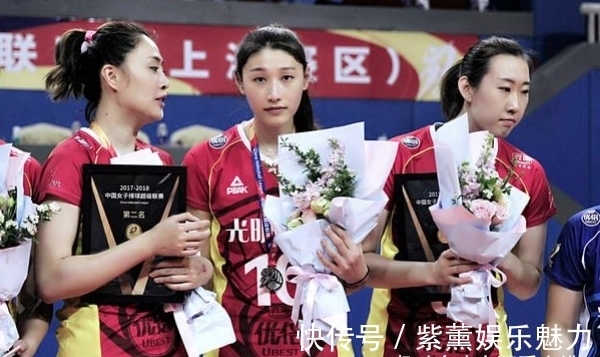 美腿|女排出征!金软景红唇夸张,拉尔森超细美腿,两MVP成夺冠!