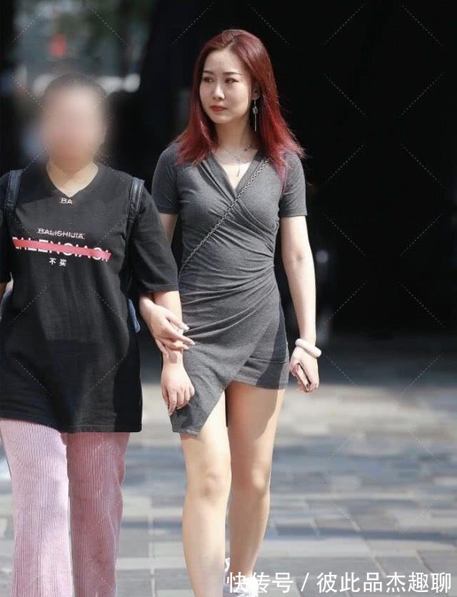 搭配|深灰色修身连衣裙搭配白色运动鞋，自信优雅，笑容迷人