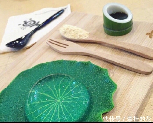 这是不是荷叶上的露珠呀？错，这是日本的一种传统小吃