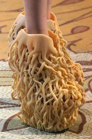 纯天然#一组脑洞大开的奇葩鞋子，设计师的创意实在让人看不懂！