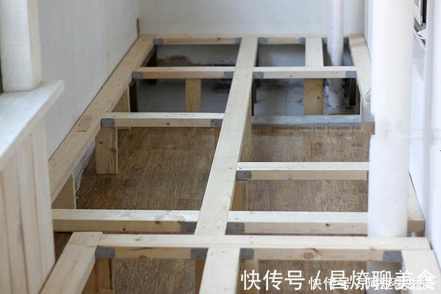 储物空间|以后阳台就学他这样装,抬高30公分,做个甲板地台,啥都能塞里面