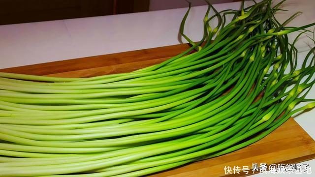 一样是蒜苔,“绿头”和“红头”有啥区别?老菜农告诉你正确答案