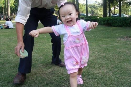 发育|孩子多大会走路正常?为啥有的娃10个月会走,有的15个月还不会