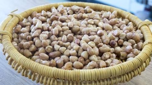 快过年了，我家花生米都不炒着吃了，打2个鸡蛋进去，美味又解馋