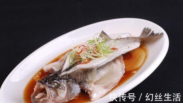 白醋|清蒸鲈鱼时,蒸锅中加点“它”,蒸出的鲈鱼鲜嫩又不腥