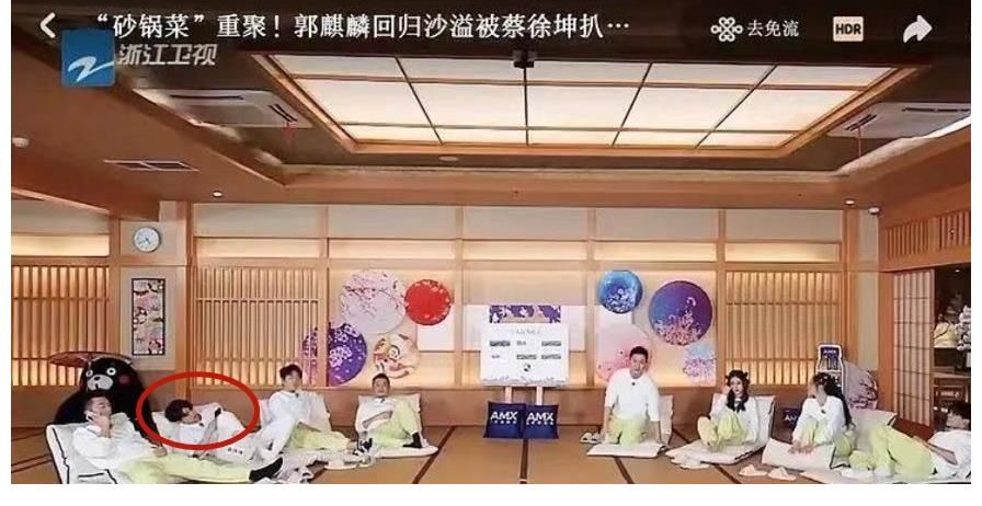 商标|绝了！蔡徐坤录跑男玩手机被批评，师父谢娜录快本玩手机也被骂过
