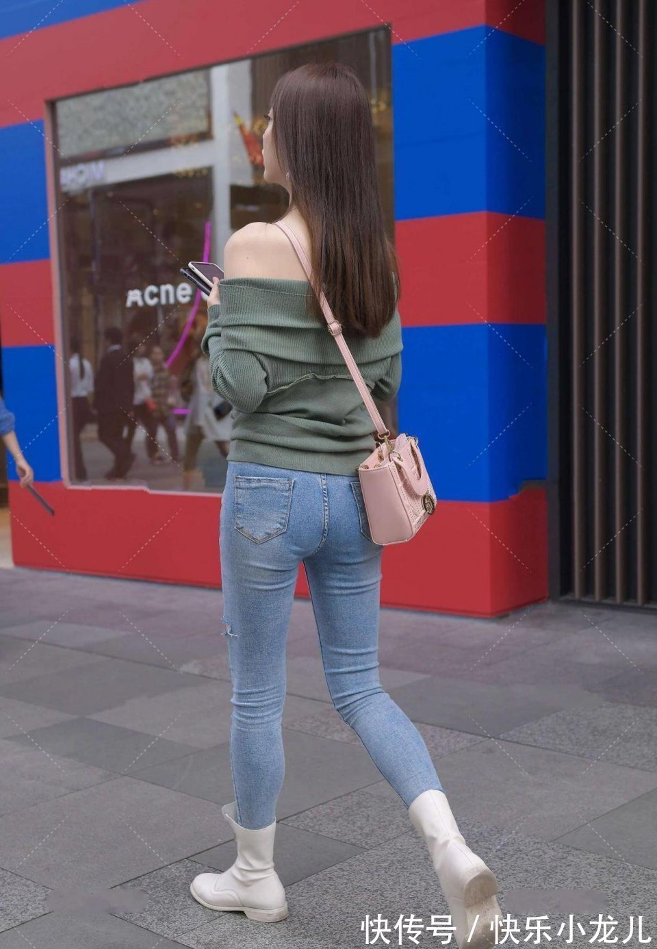 北方女孩|很精致的北方女孩，身穿针织一字肩，搭配破洞牛仔裤，看上去很时尚