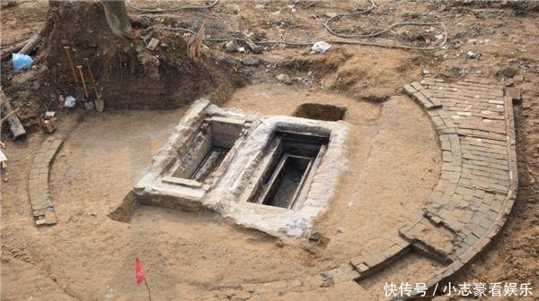 下葬|这位格格为什么能够穿着龙袍下葬呢?有着什么样的关系呢?