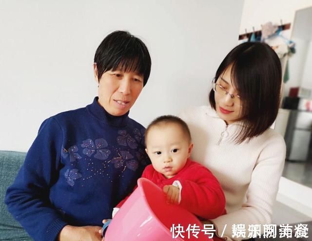 小家伙|孩子坦言更爱奶奶,邻居一再追问原因,孩子这番话让姥姥无地自容