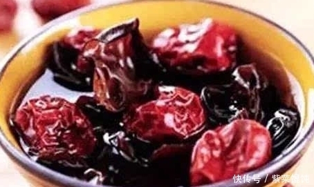 黑木耳加它蒸一蒸,气血足了,失眠好了,女性不想满脸色斑可试试