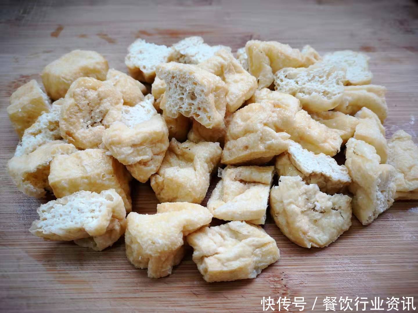 块钱|酱汁油豆腐,这菜我家隔几天做一回,2块钱炒一大盘,比肉还好吃