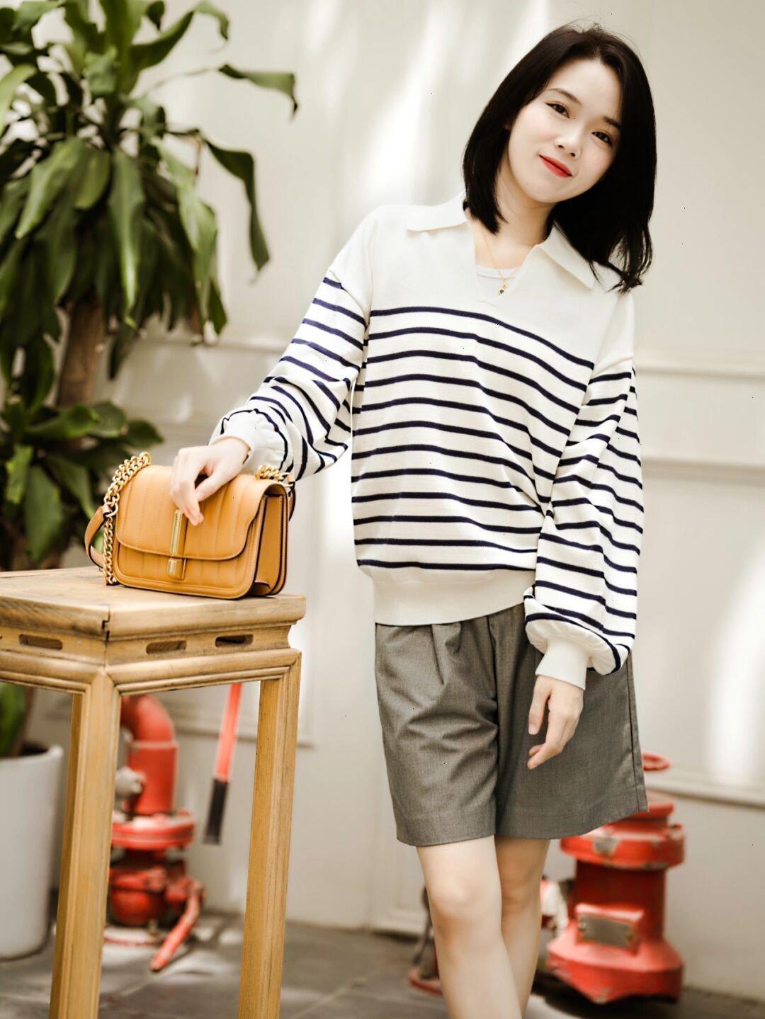 黑色|普通人也适合穿的风格，棕色衬衫+黑色牛仔裤，保暖又时尚！