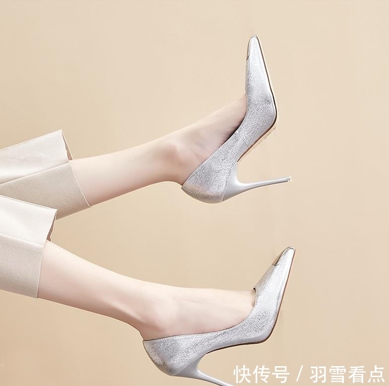 自信|简约性感的设计,尽显女人魅力的尖头细跟鞋