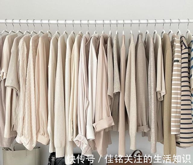纽扣 针织衫 + 3件下装,早秋这样穿好时髦!