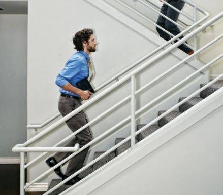 心梗来临前|心梗发生前,脸上有4种表现,保护心脏健康,谨记“3多、3少”