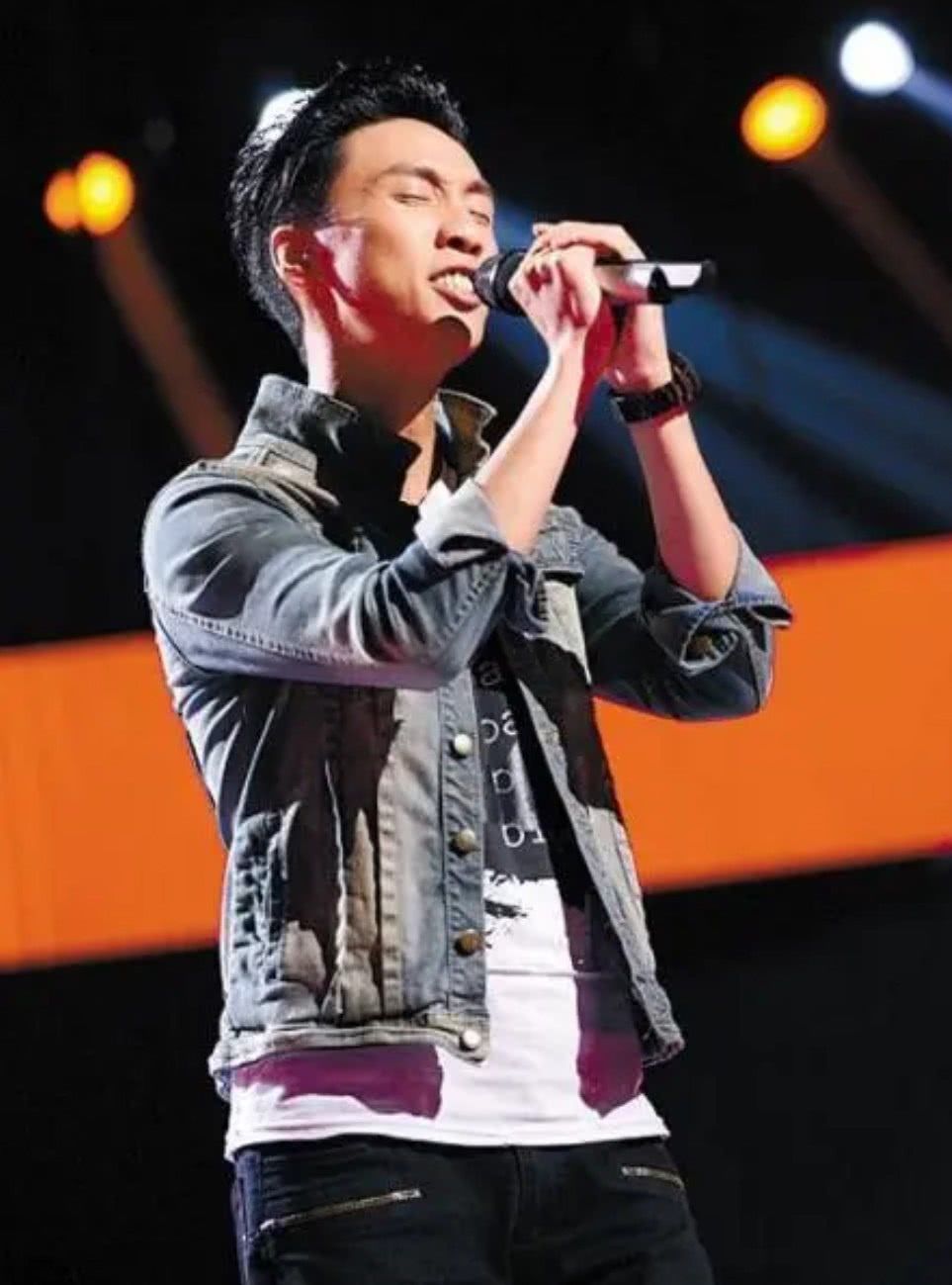 歌手|以一首《月半小夜曲》爆红的他,因一句话被封杀,如今过得怎样