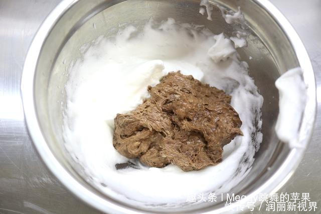 出炉|夏天想吃蛋糕别愁,2个鸡蛋做12个小蛋糕,15分钟出炉,省心快手