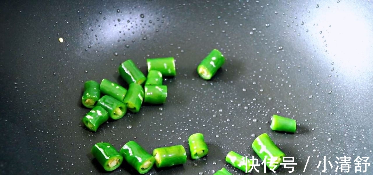 大蒜头|一盘大蒜,2块猪脆骨,先炸后炒,简单两步就能搞定,好吃不难做