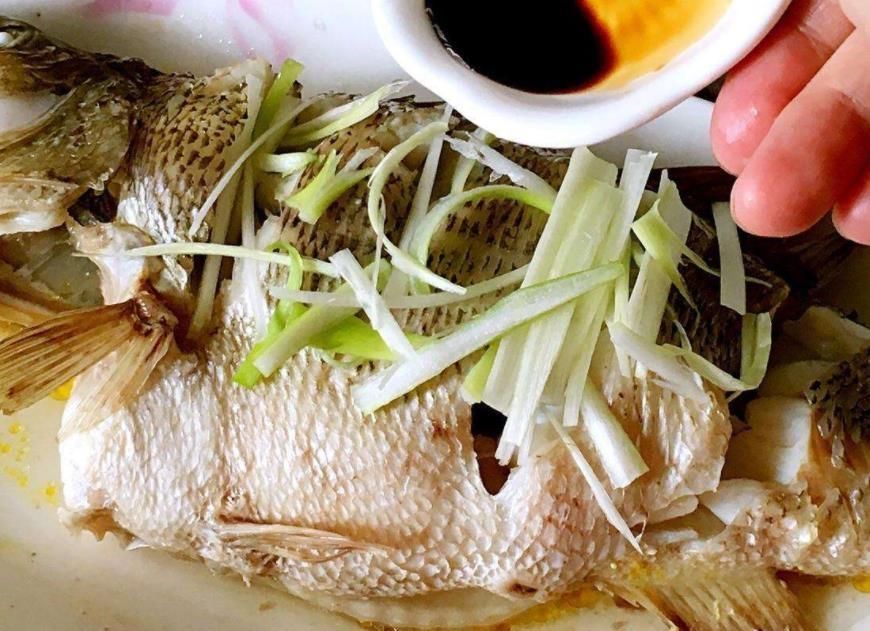 不鲜|清蒸鱼好吃有诀窍,大部分人都没注意,难怪鱼肉不鲜不嫩还腥味重