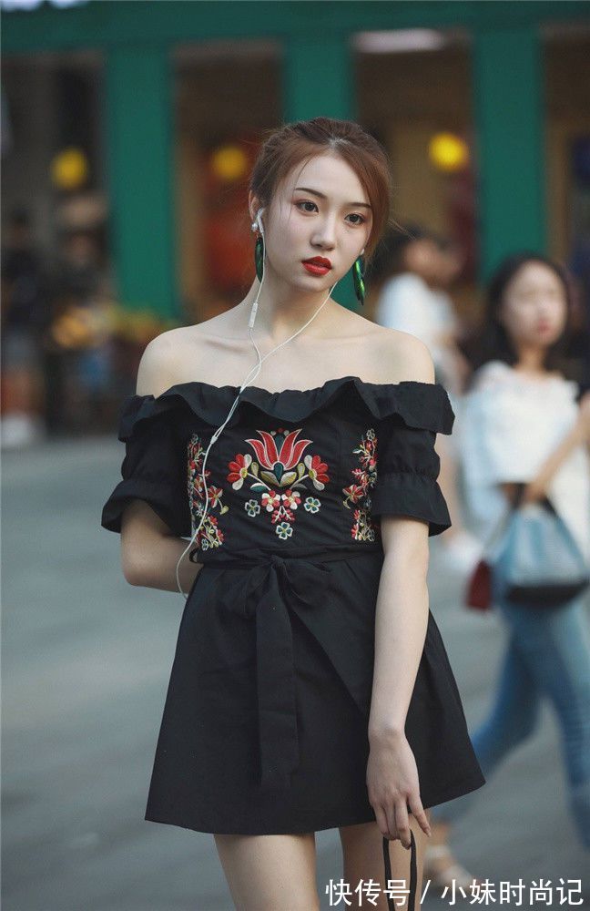 好身材|街拍:穿搭也要放得开,一字肩设计秀出小性感,露出锁骨才完美