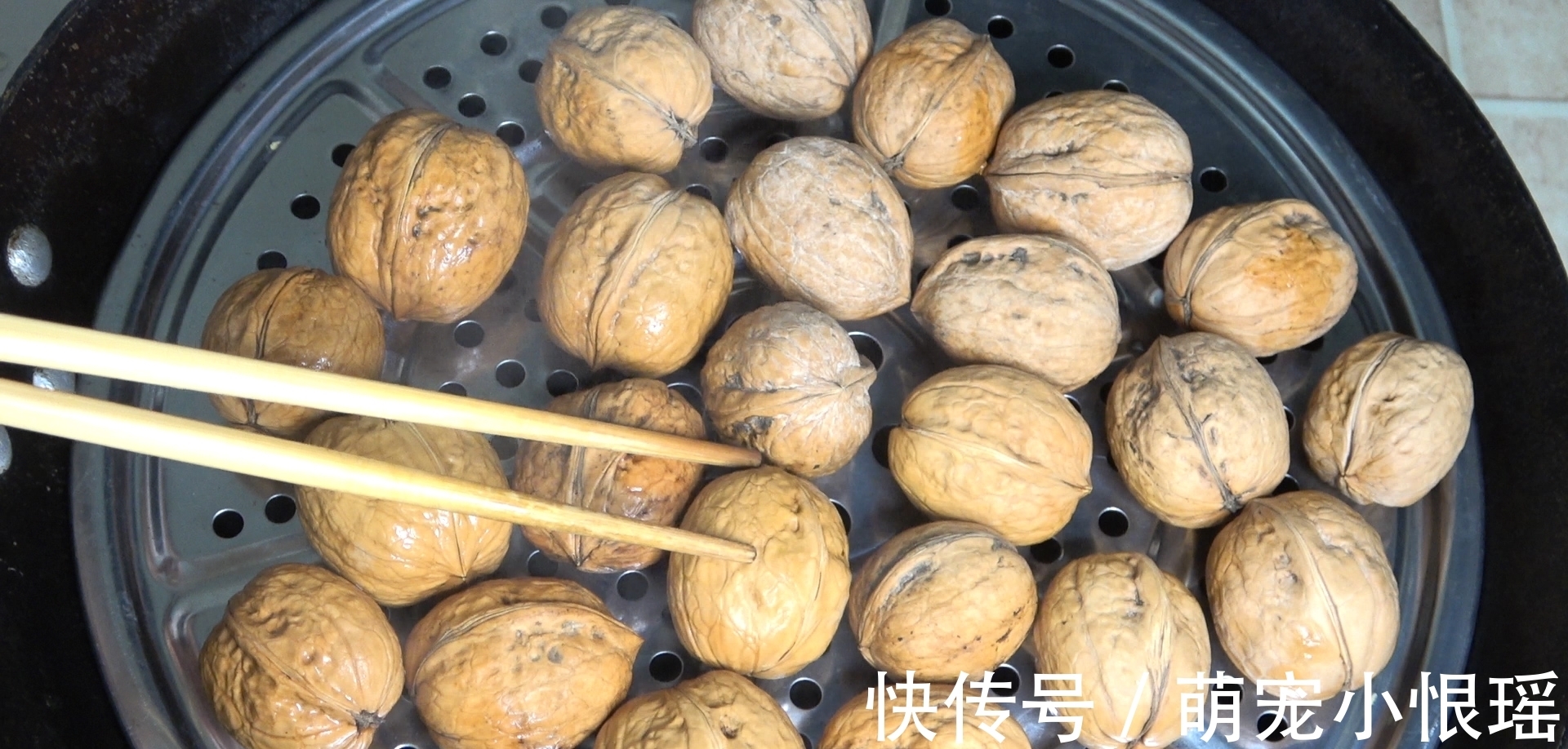 核桃放进锅里蒸5分钟,想不到这么厉害,很多人都不懂,长见识了