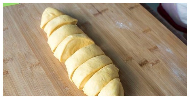 红薯最好吃又简单的做法，打入2个鸡蛋，不用加水，出锅金黄诱人