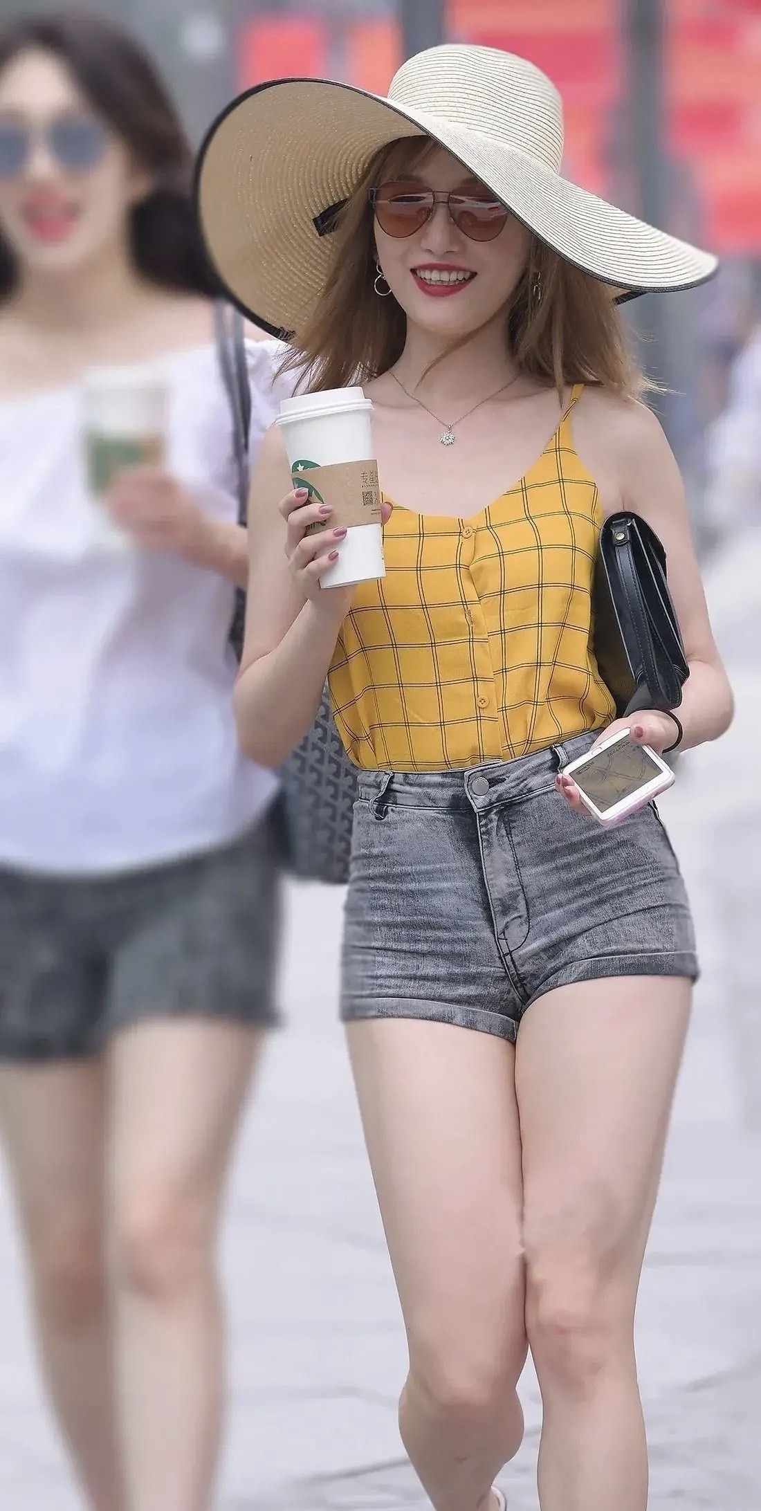 牛仔裤|牛仔裤配墨镜,展现她独特的女神气质,高贵冷艳又不失优雅