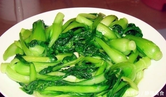 不管炒什么青菜,在下锅前都多加“1步”,菜叶绿的发亮