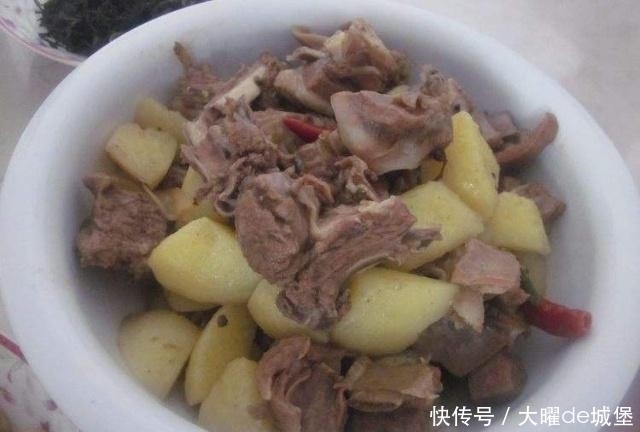 炖羊肉如果加了“它”,等于白炖,很多人不懂,难怪汤难喝肉难吃