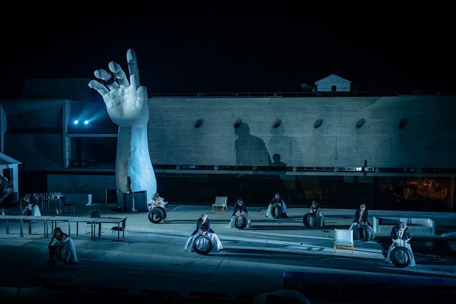 张玮玮|从阿那亚到上海，庞然巨手中的《伤心咖啡馆之歌》指向先锋