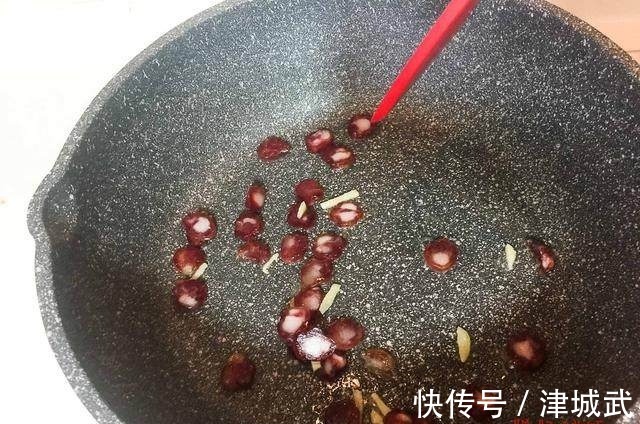 剩饭救星,一个小妙招让你的米饭好吃到爆,五分钟就能上桌!