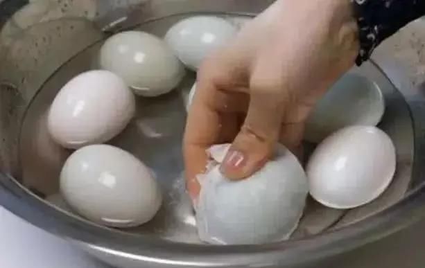 不用|咸鸭蛋不用去外面买了，教你在家做，不加水不裹泥，个个红得流油