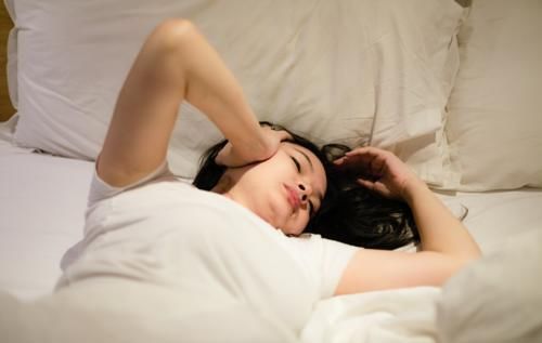 晚餐|失眠的人,睡觉总是“醒来醒去”,这又是为什么呢?