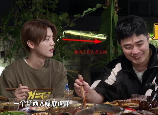 皮膚狀態(tài)|關(guān)曉彤扮成員工探班《五哈》鹿晗只顧看女友不吃飯,眼神寵溺