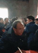 |搞笑GIF：妹子 惊不惊喜 意不意外 下次坐的时候千万要小心