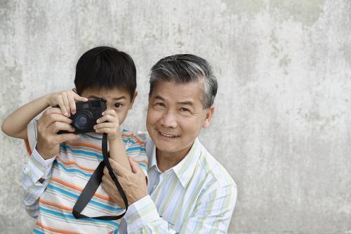 还要|宝爸带儿子去车站接奶奶,却遭区别对待,网友有孙子还要啥儿子