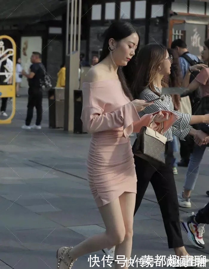 罗衣何飘飘 罗衣何飘飘,轻裾随风还,粉色一字肩收腰连衣裙的性感优雅穿搭