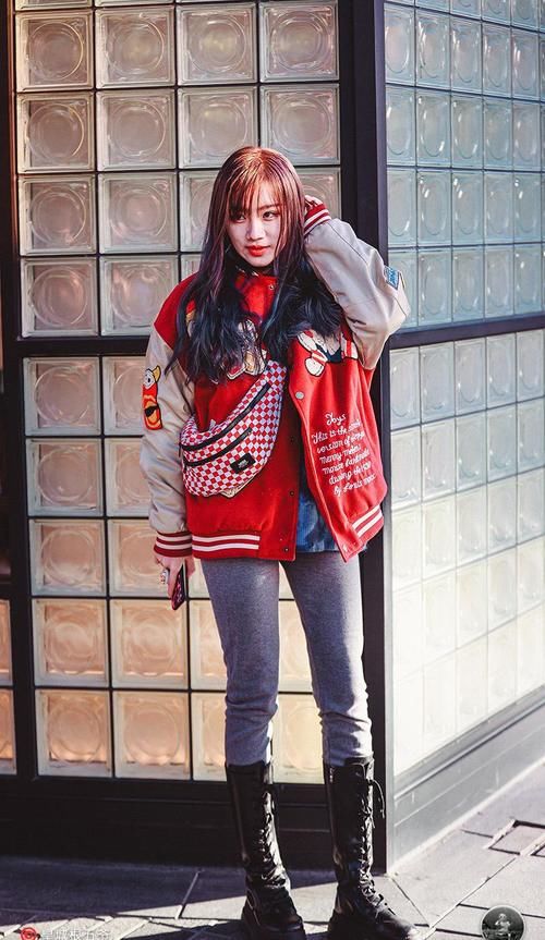 让自己|街拍:学习穿搭是一件巧妙的事情,因为它可以变化的招数有很多