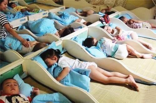 睡衣|2岁女儿一觉醒来,睡衣成了“露肩装”,表情呆萌让妈妈笑翻