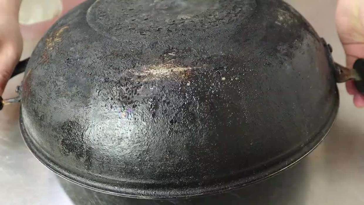 不锈钢锅底厚厚一层油污，用蛮劲小心锅底，还不如用几个巧方法