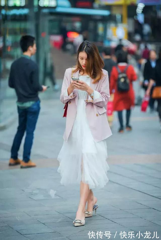 高跟鞋 粉红色的休闲西装外套,内搭白色连衣裙,带着满满的少女心