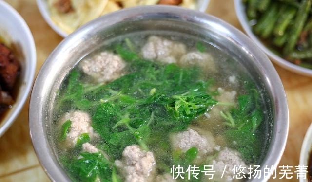 弟弟第一次带女友回家，妈妈做了一桌好菜招待，网友是个好婆婆！