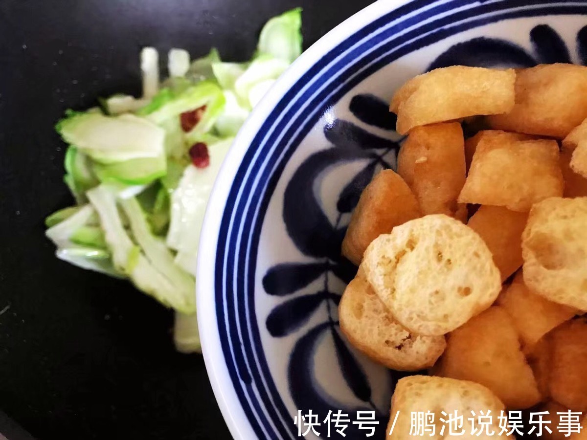 腊肠炒儿菜|家常炒儿菜的做法，加入小米椒，香辣下饭，太解馋了