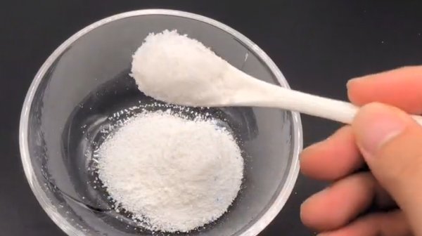 白糖和洗衣粉混合一起,作用太棒了,早学不吃亏,一年省下好几百